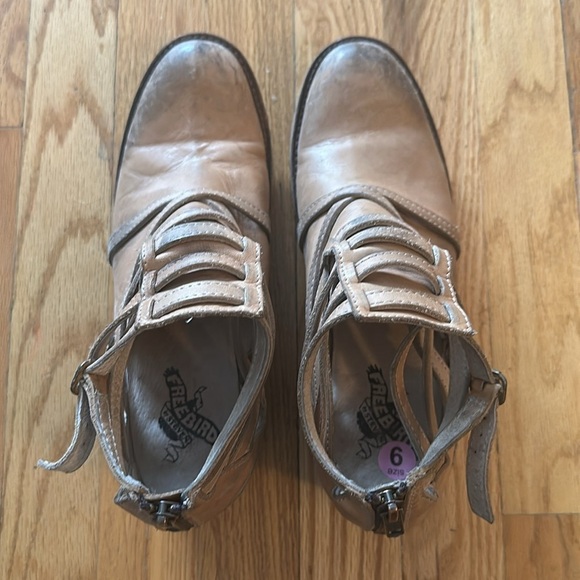 Freebird sz 9 Beige Stair leather bootie good pre owned condition 2” heel - Picture 3 of 7